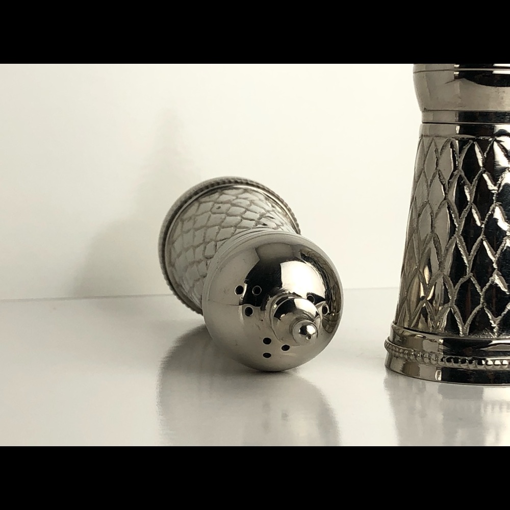 vintage salt and pepper shakers Metal Silver Tower - Picture 5 of 6
